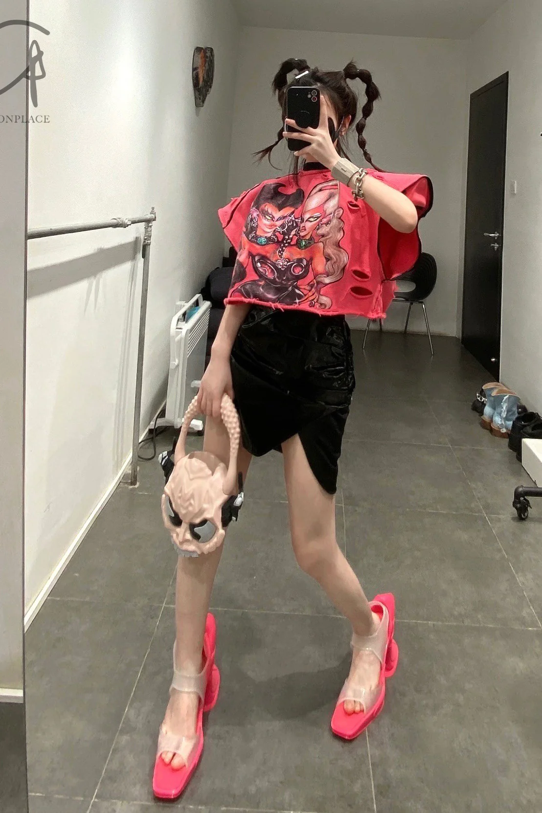 WINDOWSEN Shoulder pad printed distressed crop top SS22T035PK - Image 4