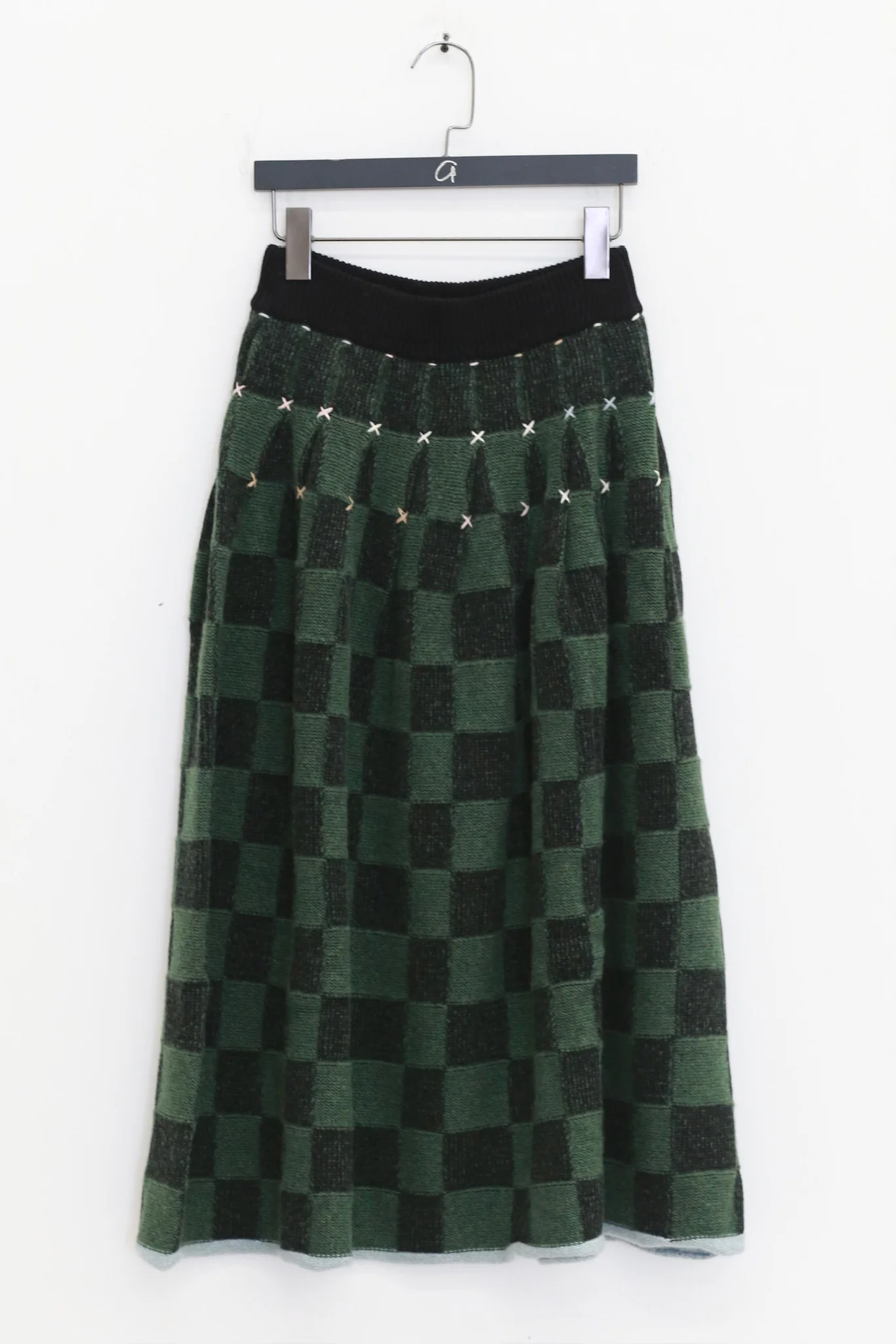 YANYAN KNITS Fall/Winter 2025: Wool plaid cropped sweater / mid-length skirt YYK-YYW25-1422-GW (Skirt: YYW25-2021)