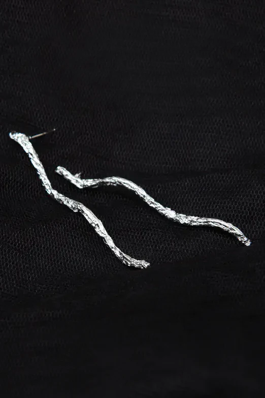 YVMIN Linear Wavy Sugar Paper Long Earrings 13151 (pair) - Image 2